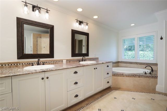 2201 Beacon LN, Naples, FL 34103