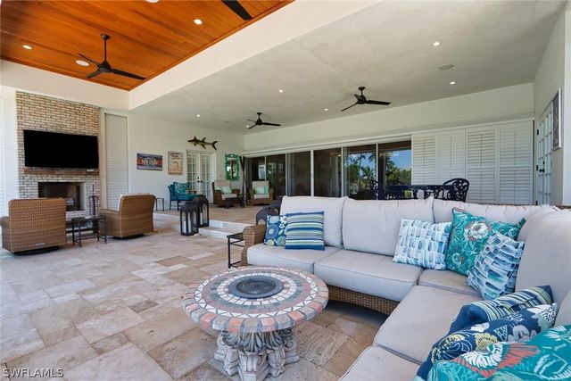 2201 Beacon LN, Naples, FL 34103