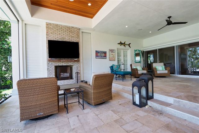 2201 Beacon LN, Naples, FL 34103