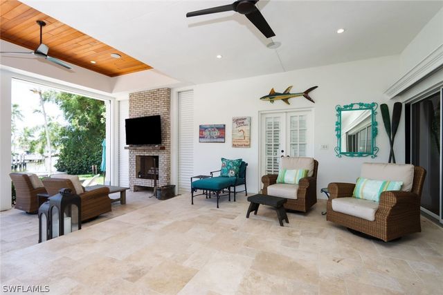 2201 Beacon LN, Naples, FL 34103