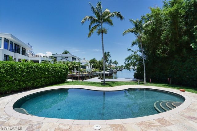 2201 Beacon LN, Naples, FL 34103