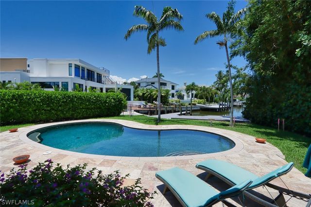 2201 Beacon LN, Naples, FL 34103