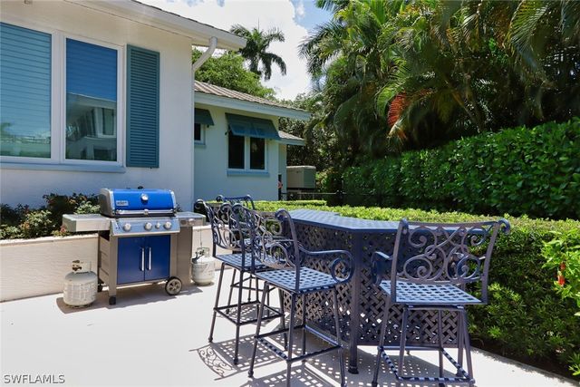 2201 Beacon LN, Naples, FL 34103