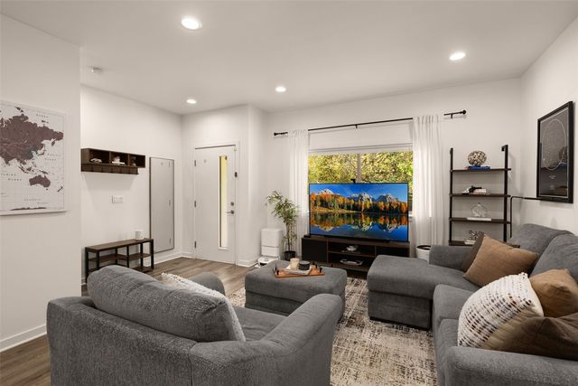 8704 42nd Avenue S, Seattle, WA 98118