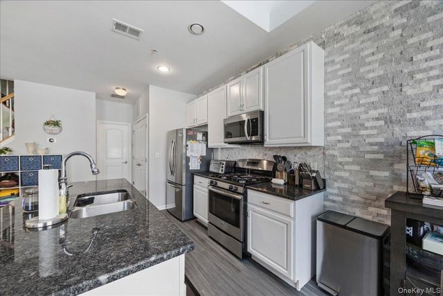 1707 Hawthorn Way, New Windsor, NY 12553