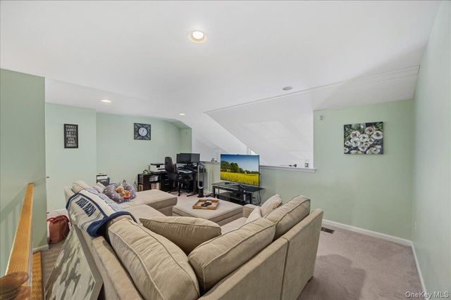 1707 Hawthorn Way, New Windsor, NY 12553