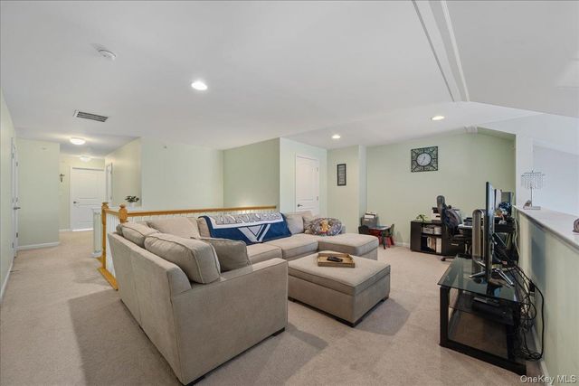 1707 Hawthorn Way, New Windsor, NY 12553