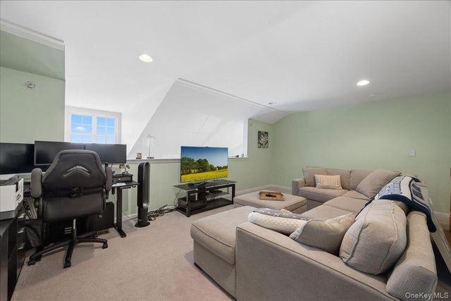 1707 Hawthorn Way, New Windsor, NY 12553