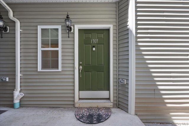 1707 Hawthorn Way, New Windsor, NY 12553