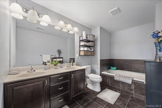 1707 Hawthorn Way, New Windsor, NY 12553