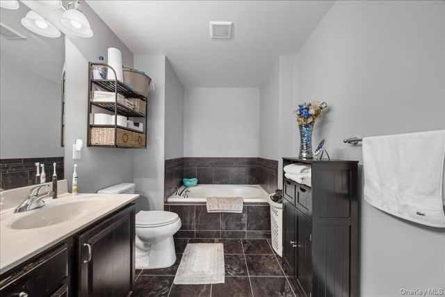 1707 Hawthorn Way, New Windsor, NY 12553