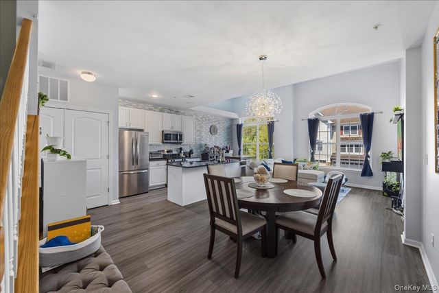 1707 Hawthorn Way, New Windsor, NY 12553
