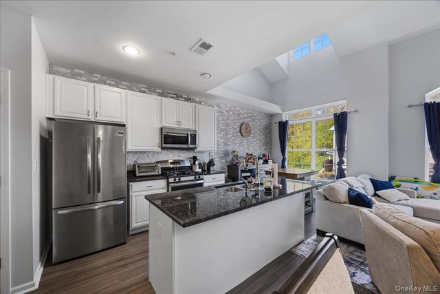 1707 Hawthorn Way, New Windsor, NY 12553