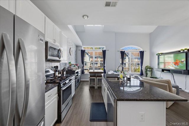 1707 Hawthorn Way, New Windsor, NY 12553