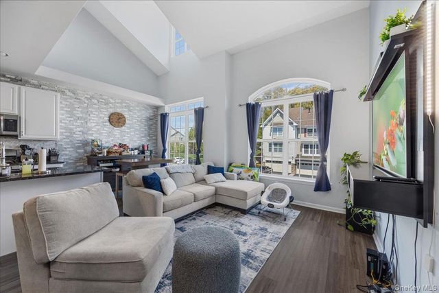 1707 Hawthorn Way, New Windsor, NY 12553
