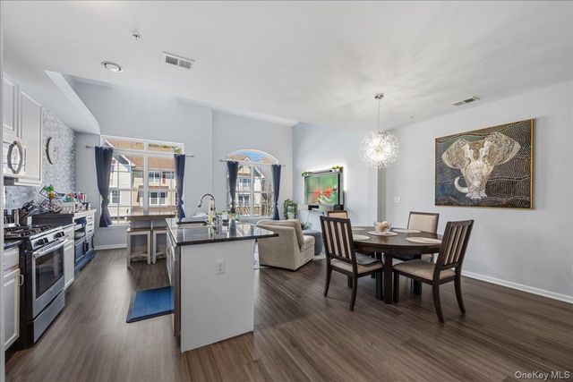 1707 Hawthorn Way, New Windsor, NY 12553