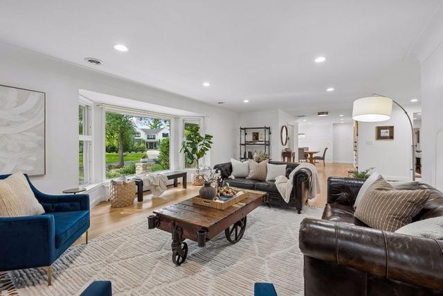 4808 Woodhill Way, Edina, MN 55424