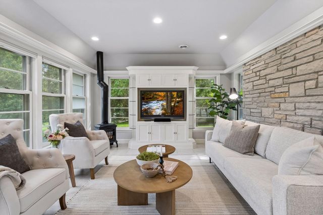 4808 Woodhill Way, Edina, MN 55424