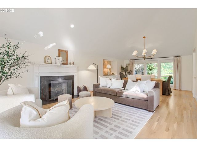 2132 Se DOUGLAS Pl, Gresham, OR 97080