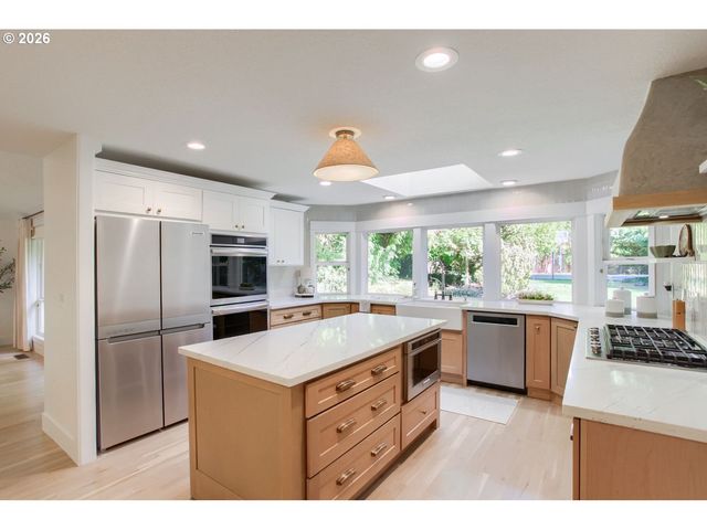 2132 Se DOUGLAS Pl, Gresham, OR 97080