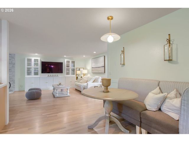 2132 Se DOUGLAS Pl, Gresham, OR 97080