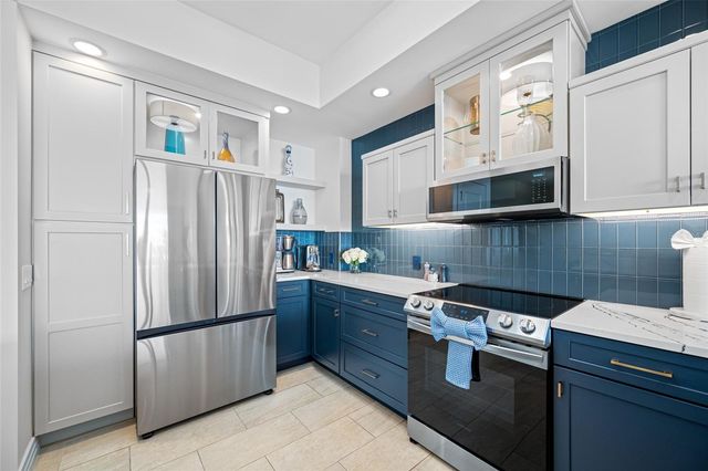 1325 SNELL ISLE BOULEVARD NE 810, St Petersburg, FL 33704