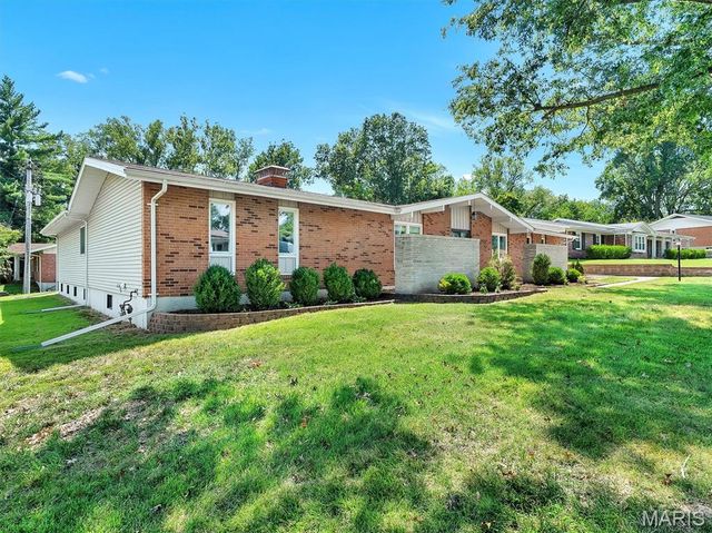 22 La Gorce Drive, Chesterfield, MO 63017