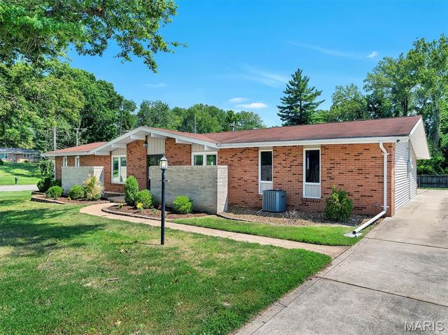 22 La Gorce Drive, Chesterfield, MO 63017