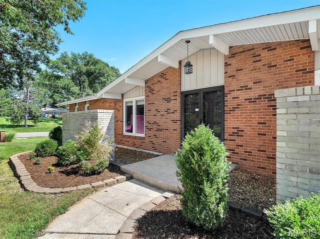 22 La Gorce Drive, Chesterfield, MO 63017