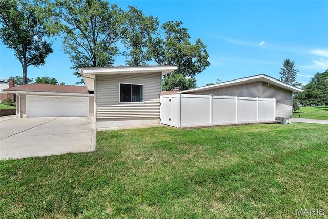 22 La Gorce Drive, Chesterfield, MO 63017