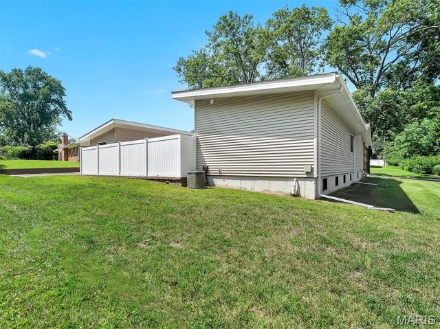 22 La Gorce Drive, Chesterfield, MO 63017