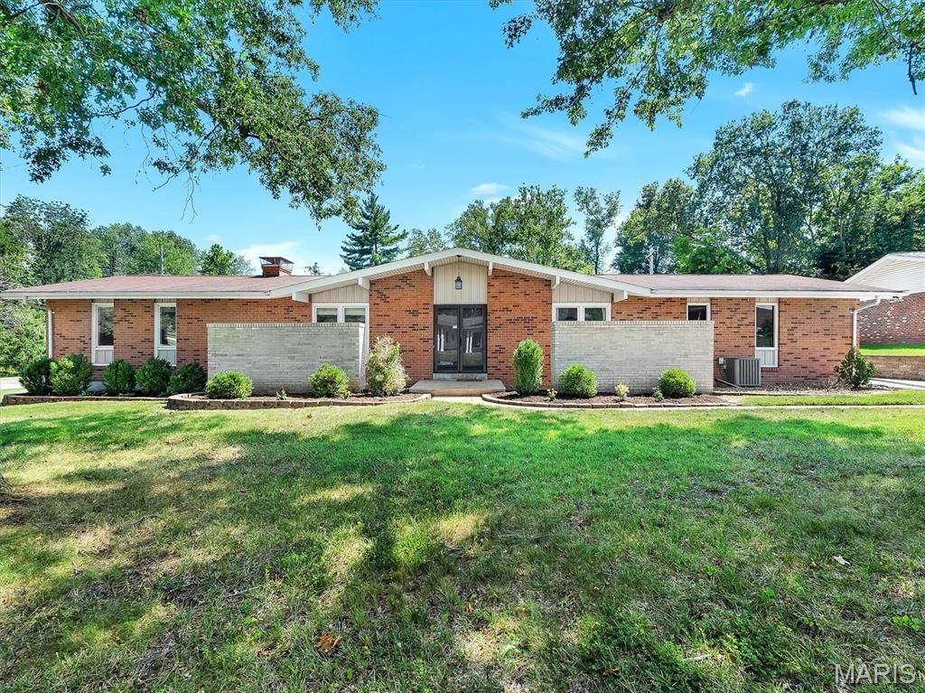 22 La Gorce Drive, Chesterfield, MO 63017