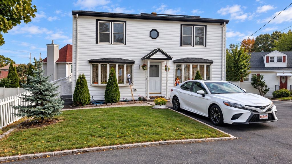 9 Summit Ave, Saugus, MA 01906