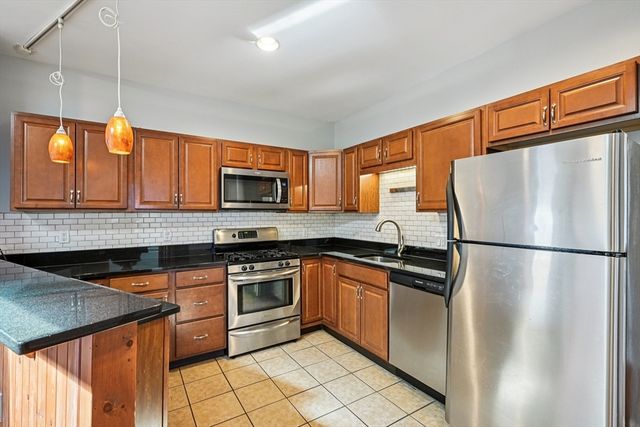 1 Pembroke St 1D, Chelsea, MA 02150