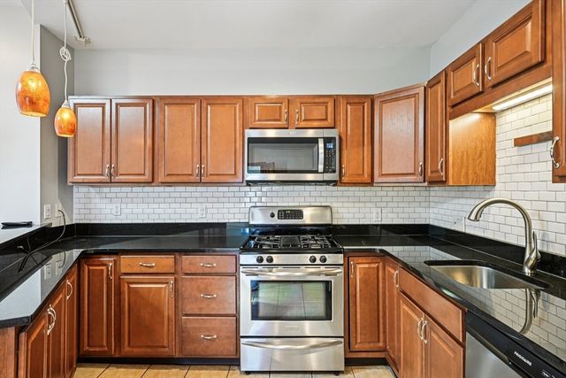 1 Pembroke St 1D, Chelsea, MA 02150