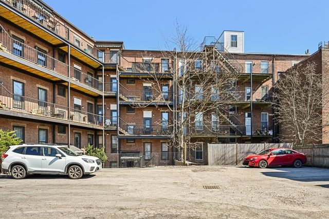 1 Pembroke St 1D, Chelsea, MA 02150