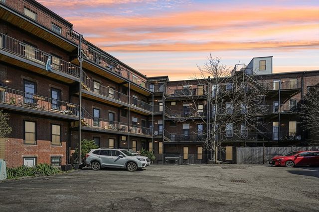 1 Pembroke St 1D, Chelsea, MA 02150