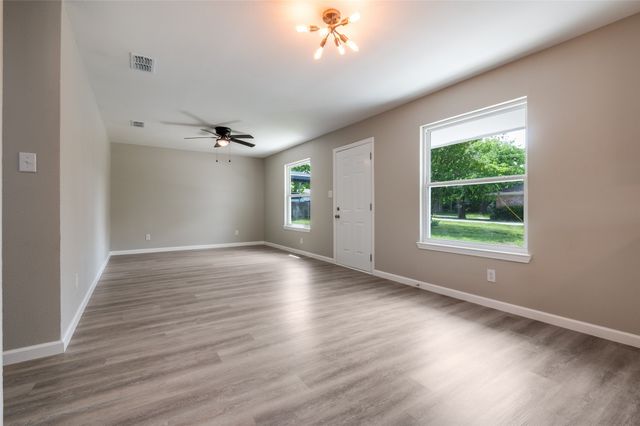 210 W Shelton Street, Alvarado, TX 76009
