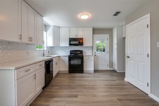 210 W Shelton Street, Alvarado, TX 76009