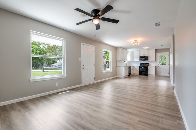 210 W Shelton Street, Alvarado, TX 76009