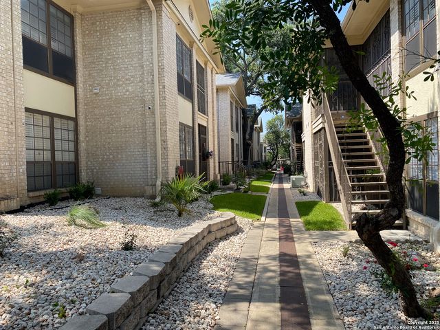 165 W Rampart Dr Apt 205, San Antonio, TX 78216