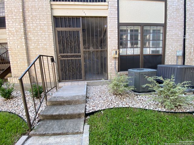 165 W Rampart Dr Apt 205, San Antonio, TX 78216
