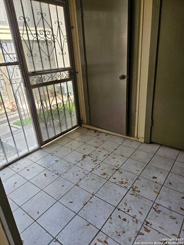 165 W Rampart Dr Apt 205, San Antonio, TX 78216