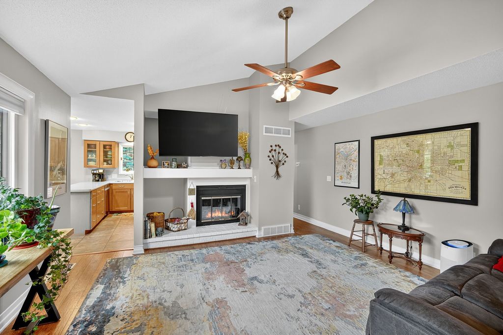 2454 Glenwood Drive 22, Des Moines, IA 50321