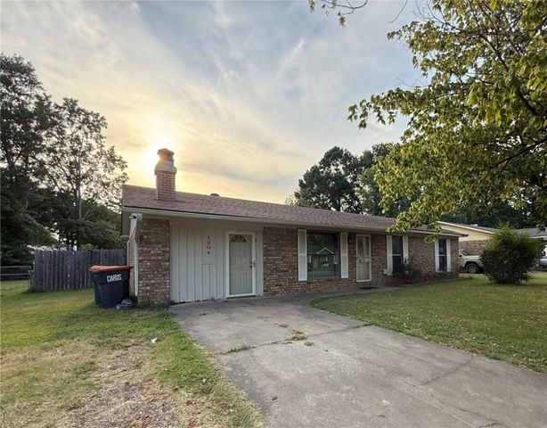 1304 S Ithaca Avenue, Russellville, AR 72801