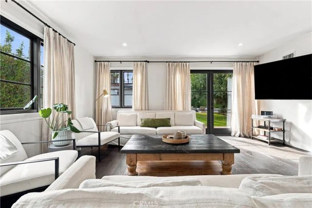 911 S Victoria Avenue, Los Angeles, CA 90019