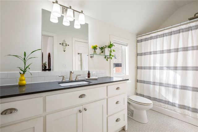 634 SW B Street, Bentonville, AR 72712