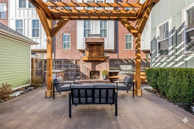 634 SW B Street, Bentonville, AR 72712