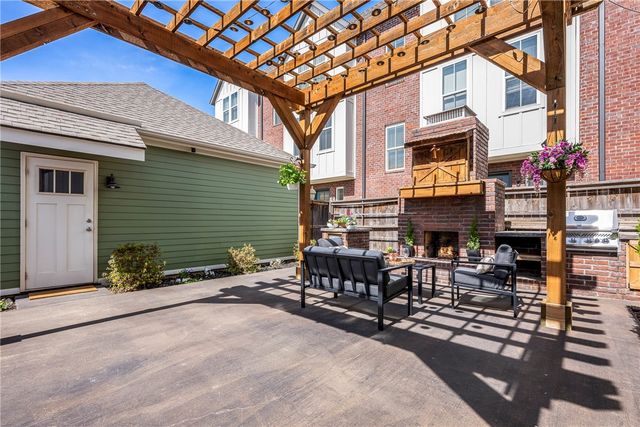 634 SW B Street, Bentonville, AR 72712