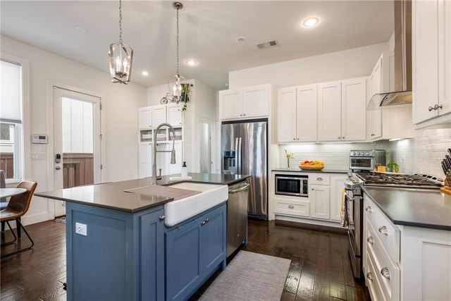 634 SW B Street, Bentonville, AR 72712